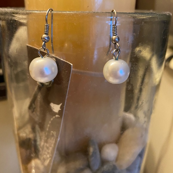 🎊$ 5.00 SALE🎊🛍DROP PEARL EARINGS AS SHOWN🛍 - Picture 2 of 5